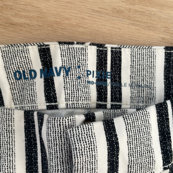 New old navy mid rise pixie shorts. Never worn - Picture 4 of 7